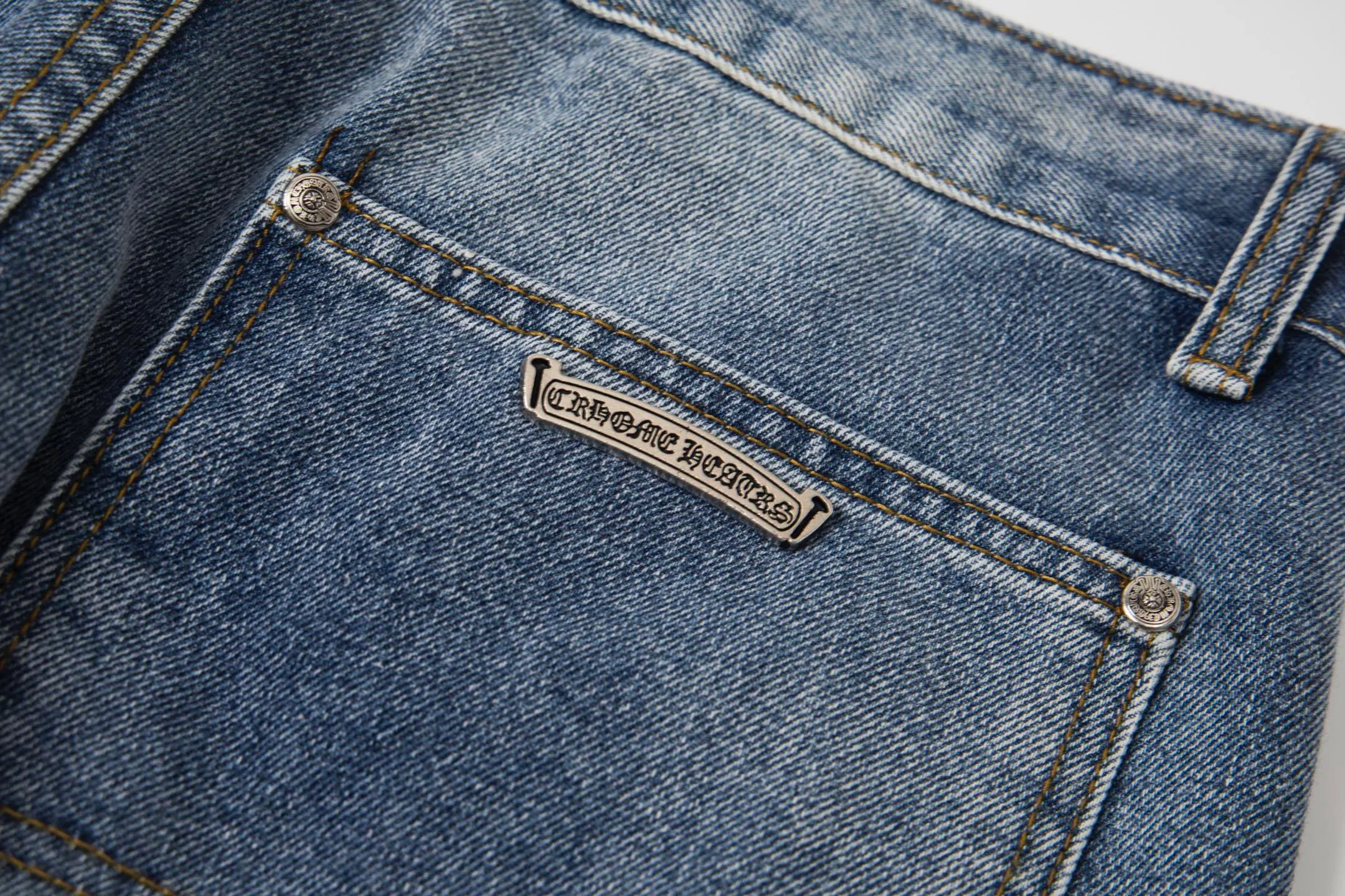 P280 💰 (Top version) Chrome Hearts CH Chrome Hearts blue and white multi-color patchwork leather-splashed denim American work trousers, full set of hardware molding, hand-made tassels on the hem, frayed and destroyed design, white genuine leather and then patching, genuine Levi's jeans base plate, disassembled and spliced, heavy washed, stylish and handsome upper body, very clear brand recognition, very highlighting the overall sense of style A pair of pants with impeccable overall craftsmanship. Same style for men and women. Color: blue. Size: 28-30-32-34-36 (corresponds to S-M-L-XL-XXL)